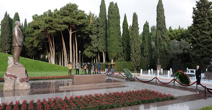 Ministry of Defense Industry staff pays respect to Heydar Aliyev, Azerbaijani heroes
